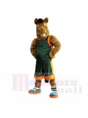 Cheval de sport brun avec une chemise verte mascotte adulte