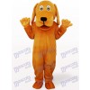 Chien brun avec le costume adulte de mascotte adulte de grande bouche