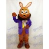 Monsieur Bunny de Pâques avec un costume de mascotte de smoking violet