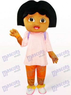 Jolie fille en costume de mascotte anime rose