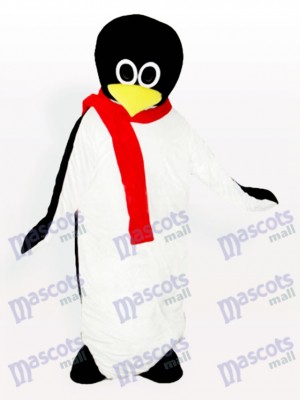 Pingouin bébé avec un costume de mascotte adulte écharpe rouge